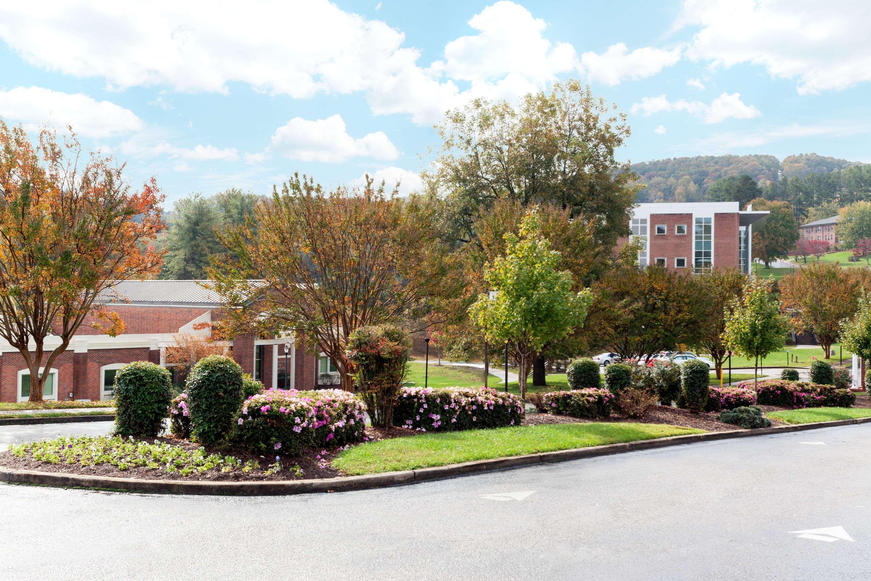 Days Inn By Wyndham Dahlonega University Area Exterior photo