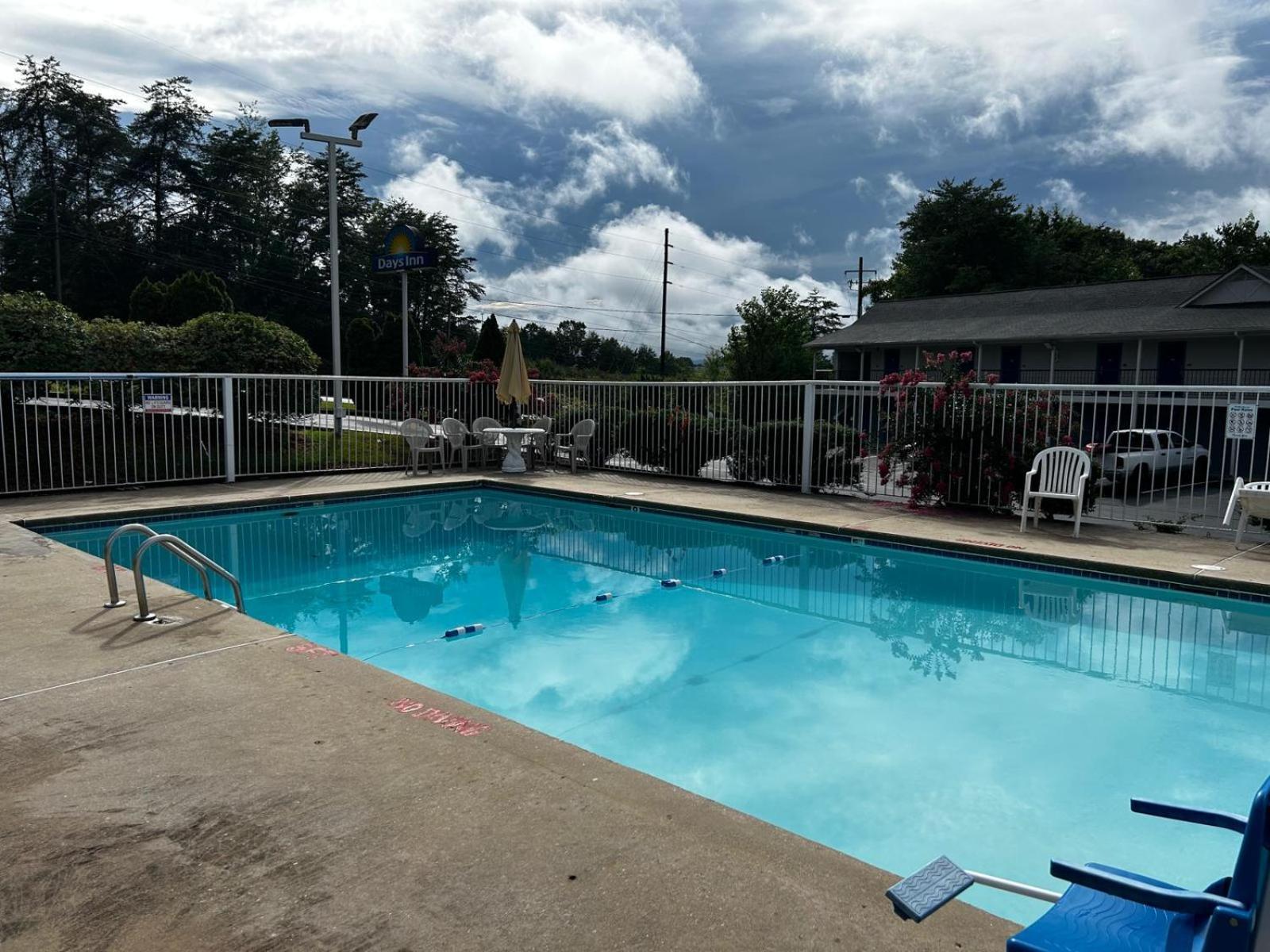 Days Inn By Wyndham Dahlonega University Area Exterior photo