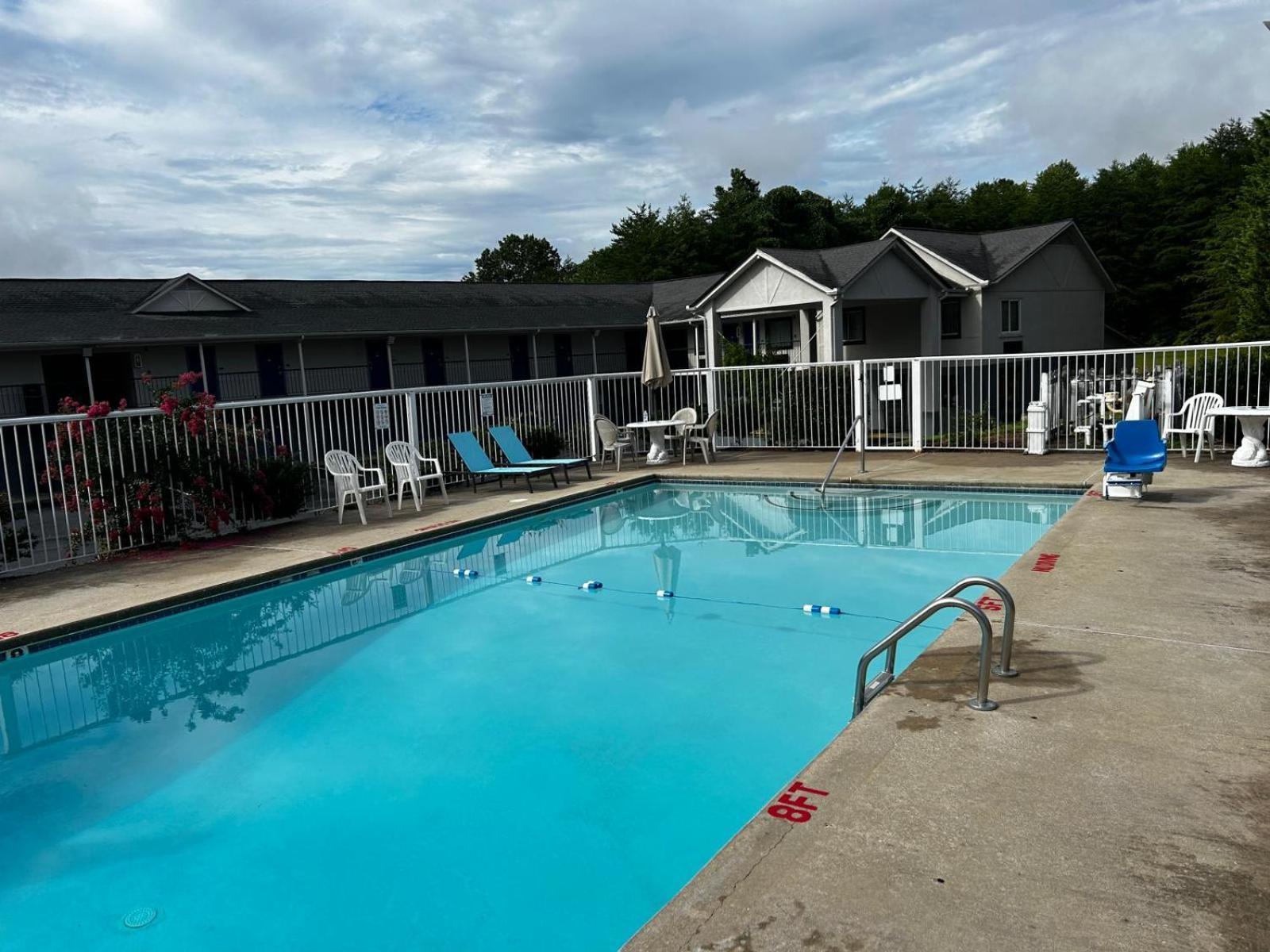 Days Inn By Wyndham Dahlonega University Area Exterior photo