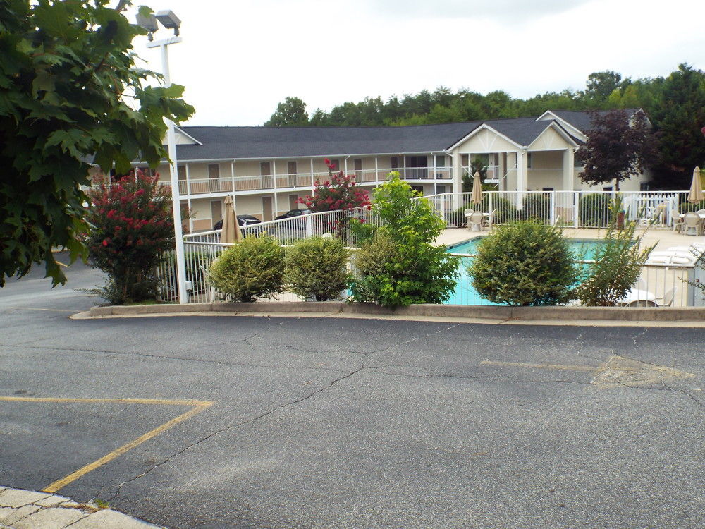 Days Inn By Wyndham Dahlonega University Area Exterior photo